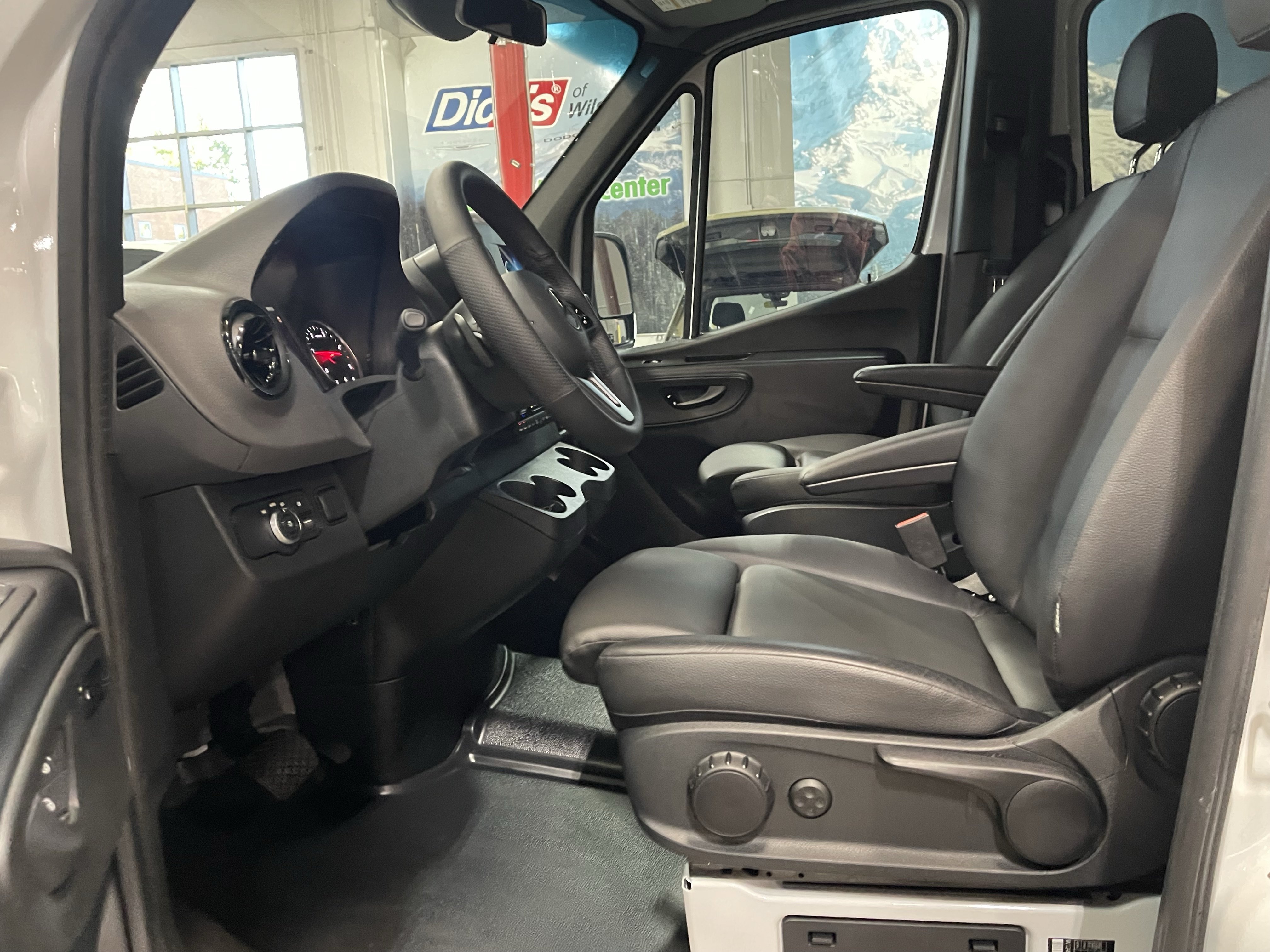 Used 2024 Mercedes-Benz Sprinter 2500 image 13