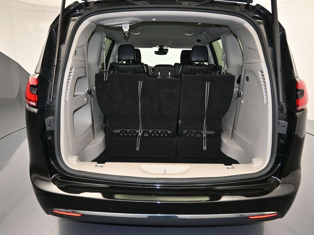 Certified 2023 Chrysler Pacifica Touring-L FWD image 26