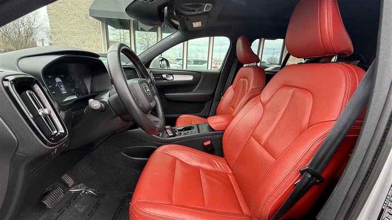 Used 2019 Volvo XC40 T5 Momentum image 11