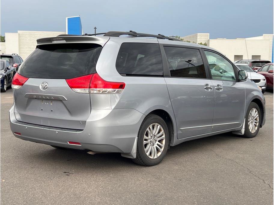 Used 2013 Toyota Sienna XLE w/ Entertainment Pkg FWD image 3