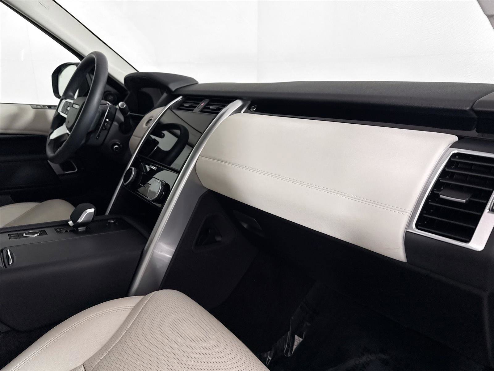 Used 2024 Land Rover Discovery S image 47