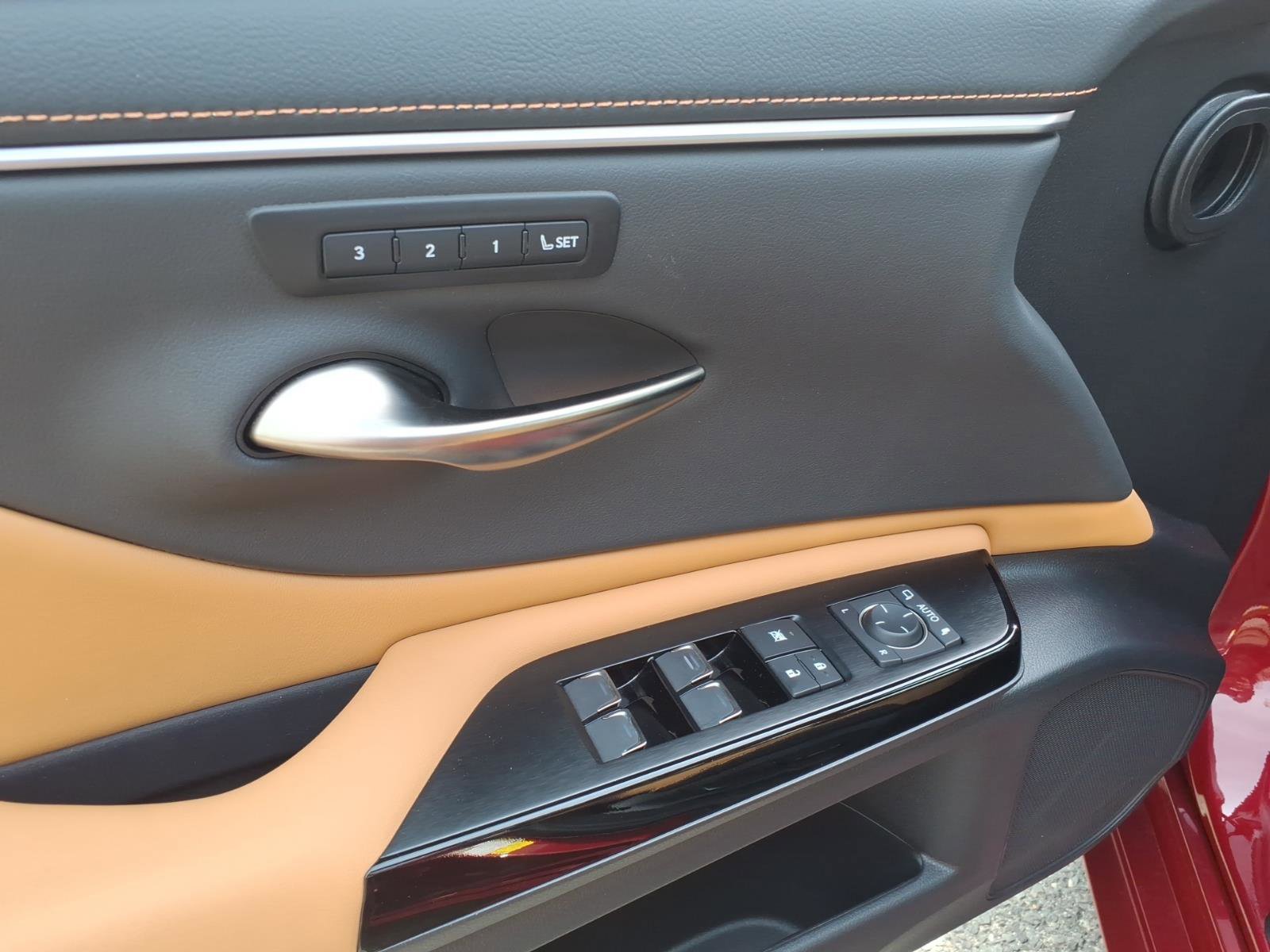 Certified 2024 Lexus ES 350 w/ Premium Package image 7