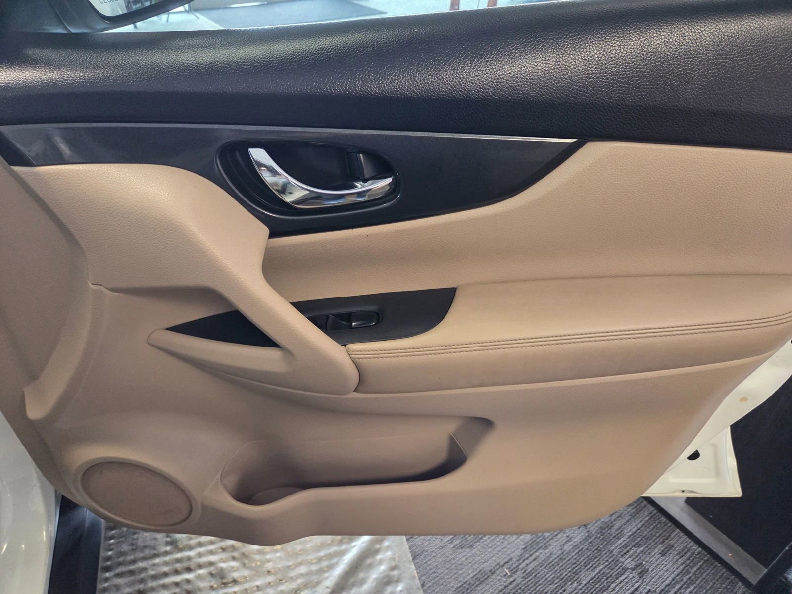 Used 2017 Nissan Rogue SV w/ SV Premium Package image 53