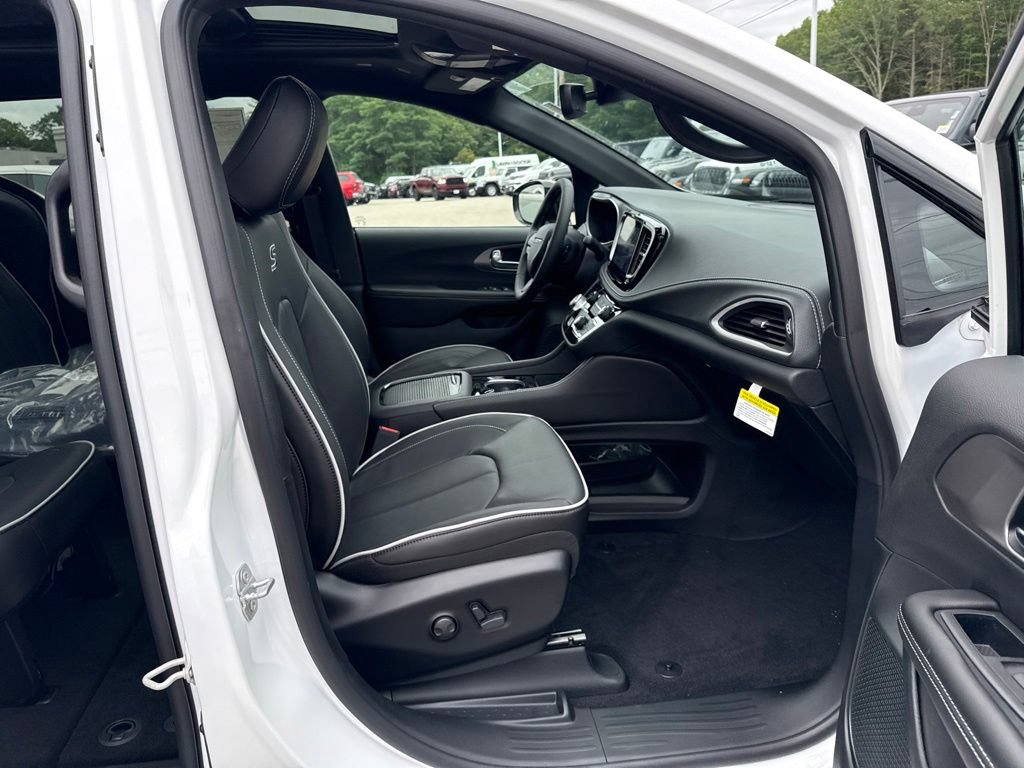 New 2027 Chrysler Pacifica Limited AWD/4WD image 23