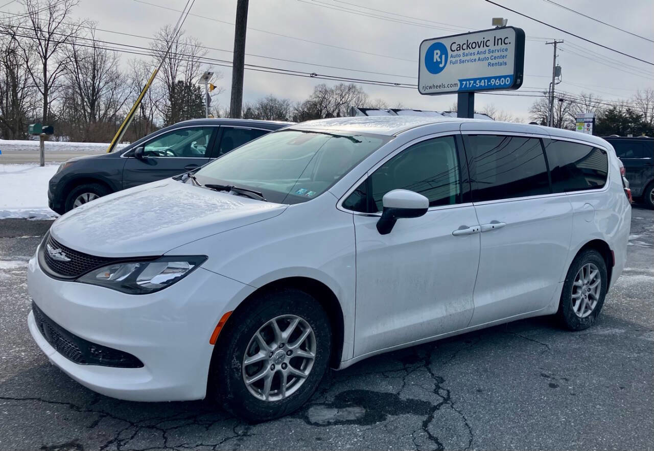 Used 2022 Chrysler Voyager LX image 3