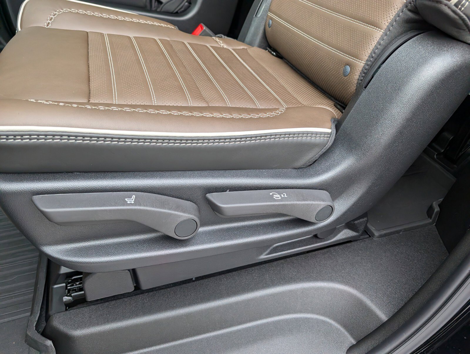 New 2026 GMC Yukon XL Denali Ultimate w/ LPO, Floor Liner Package AWD/4WD image 33