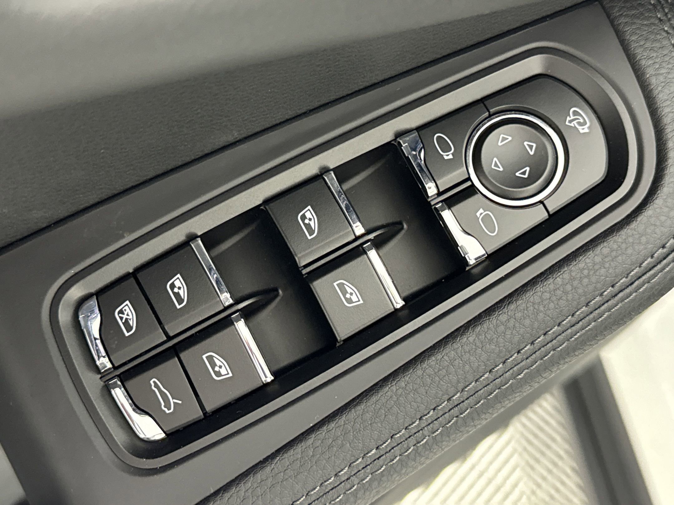 Certified 2025 Porsche Macan image 13