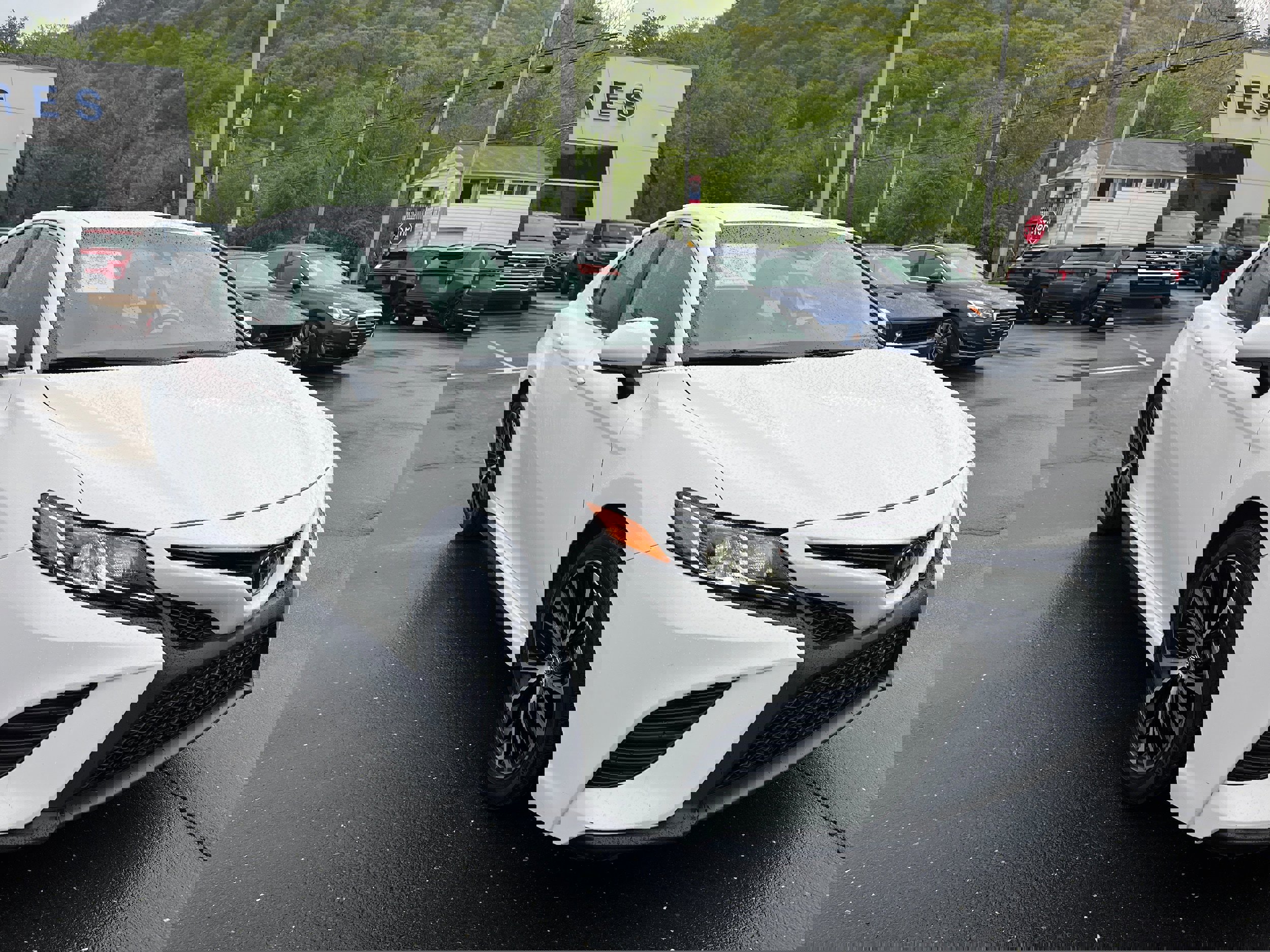 Used 2019 Toyota Camry SE FWD image 3