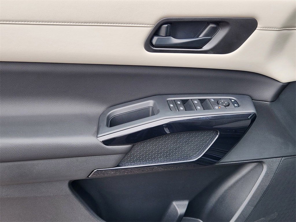 New 2025 Nissan Pathfinder SV image 18