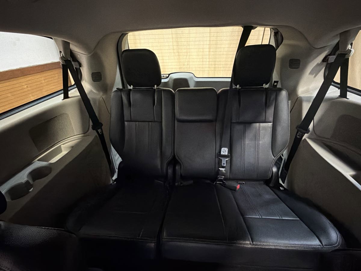 Used 2014 Chrysler Town & Country Touring FWD image 24