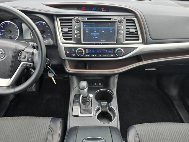 Used 2017 Toyota Highlander Plus AWD/4WD image 16
