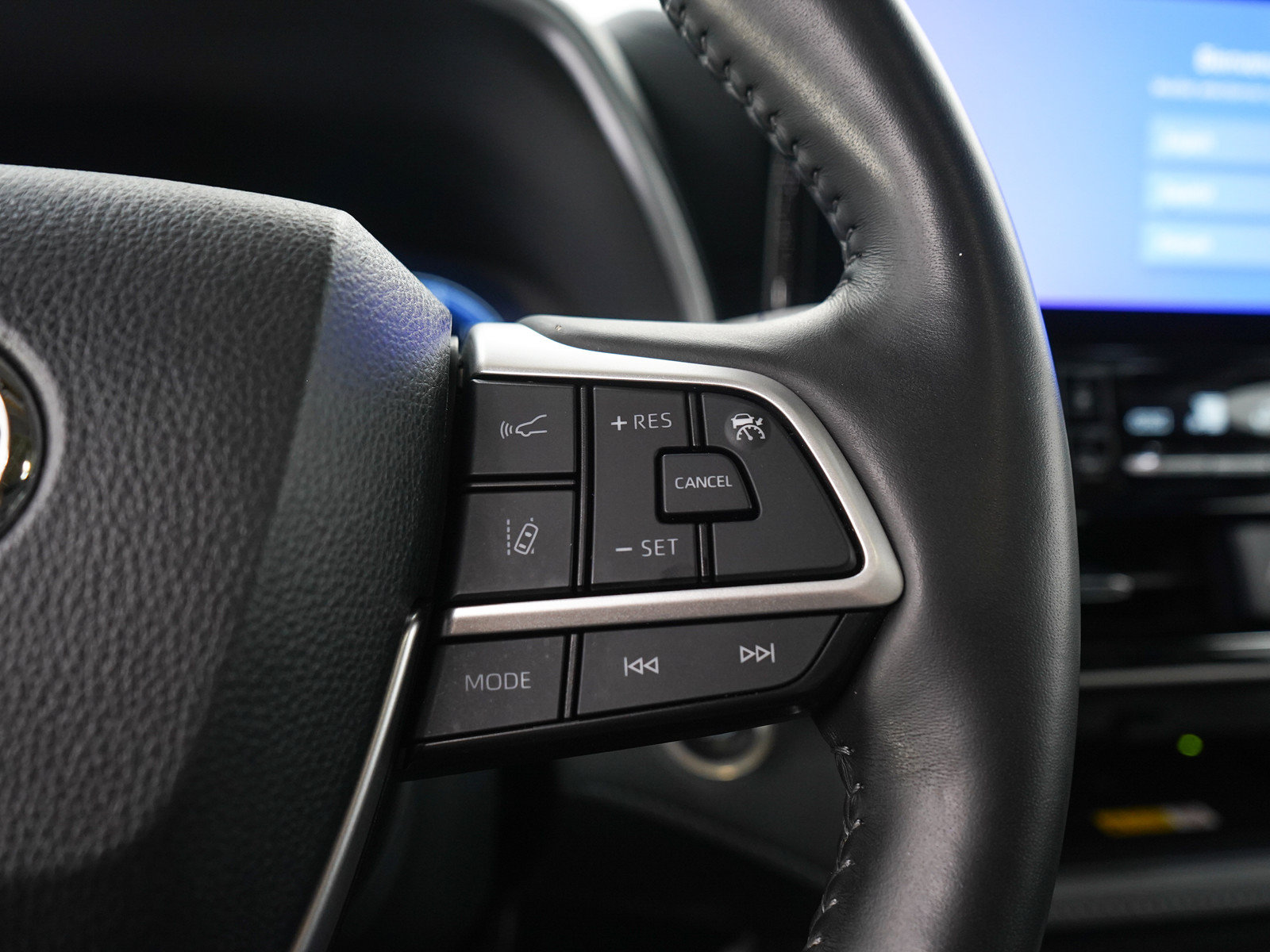 Used 2024 Toyota Highlander Limited AWD/4WD image 30