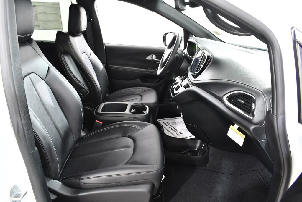 Used 2026 Chrysler Pacifica Select FWD image 11
