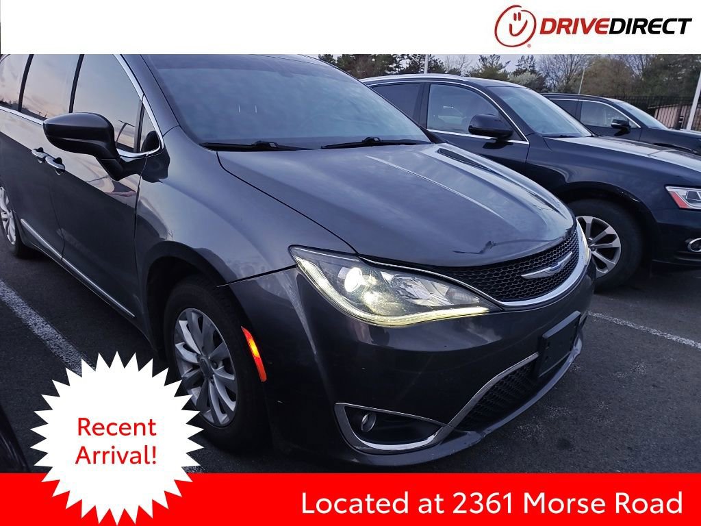 Used 2018 Chrysler Pacifica Touring-L image 1