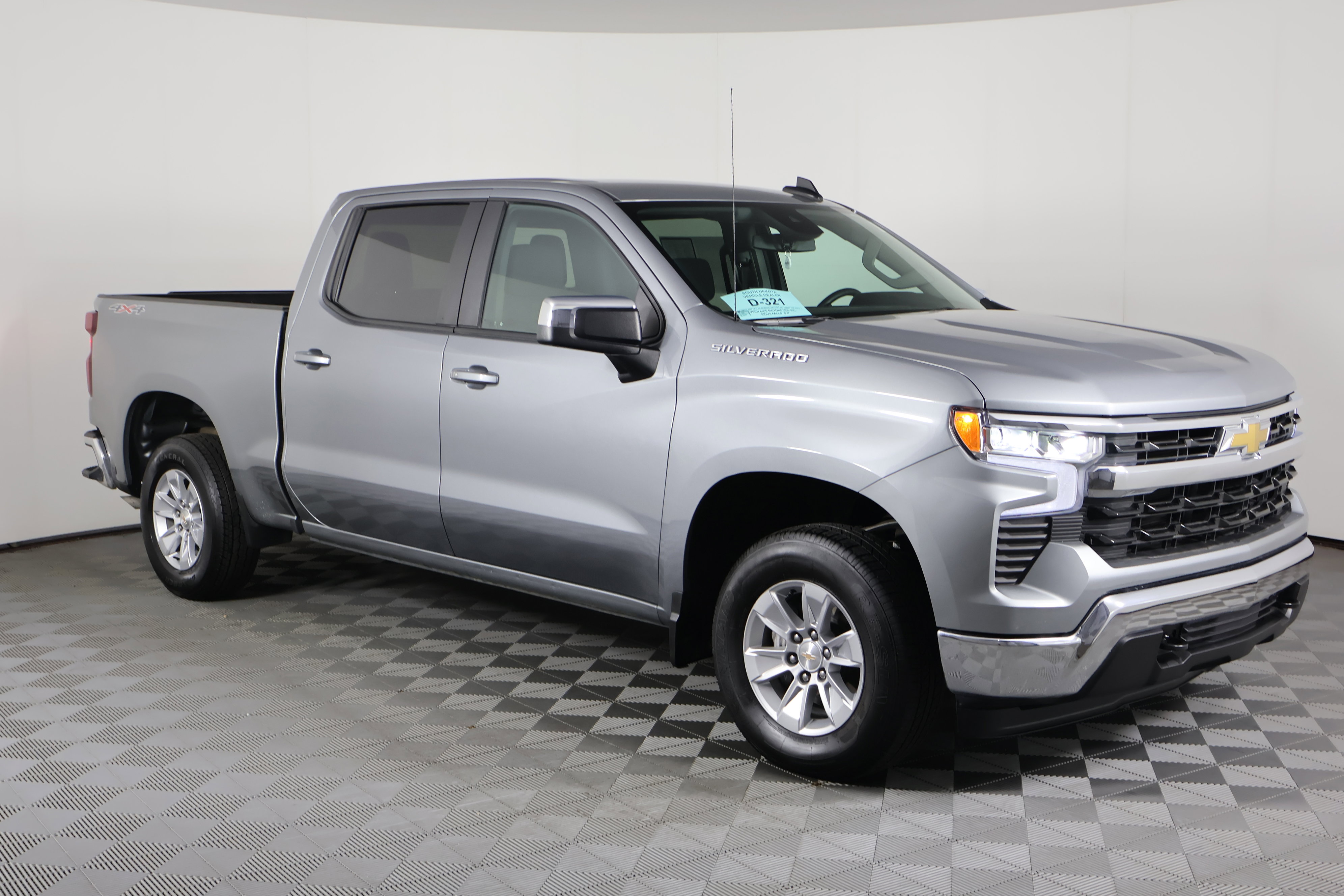Used 2025 Chevrolet Silverado 1500 LT image 4