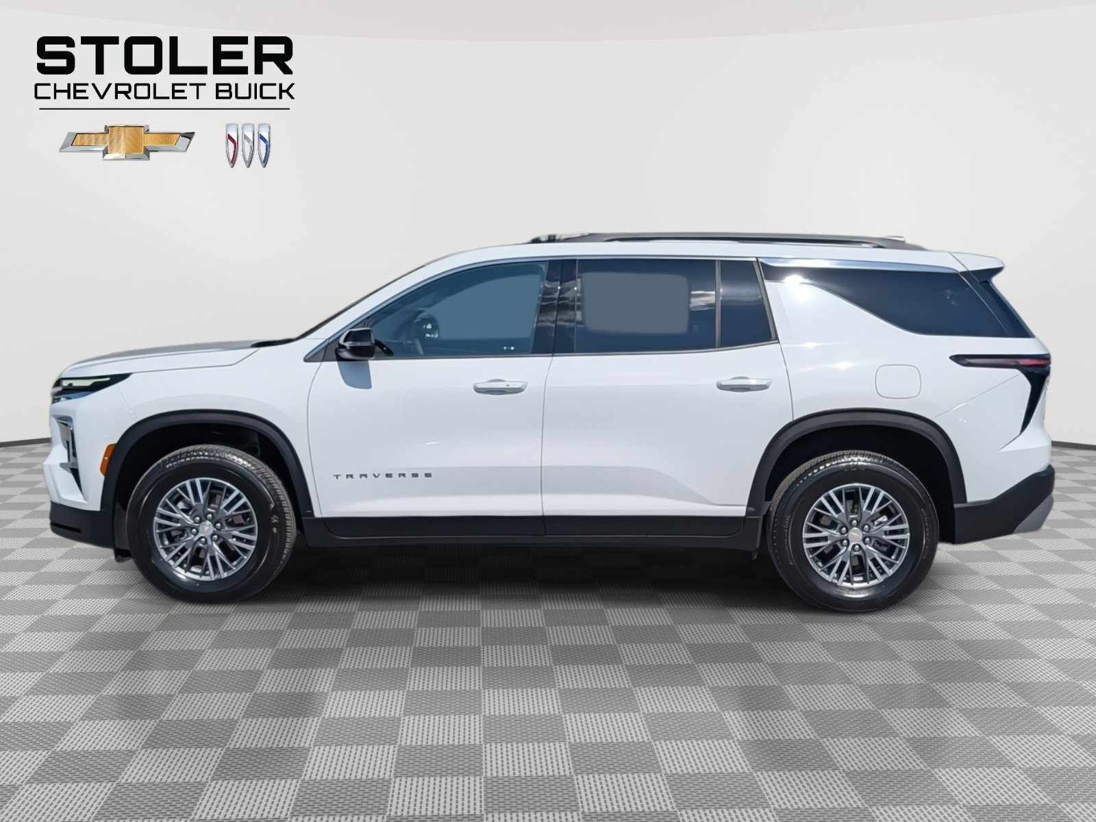 Used 2025 Chevrolet Traverse LT image 2