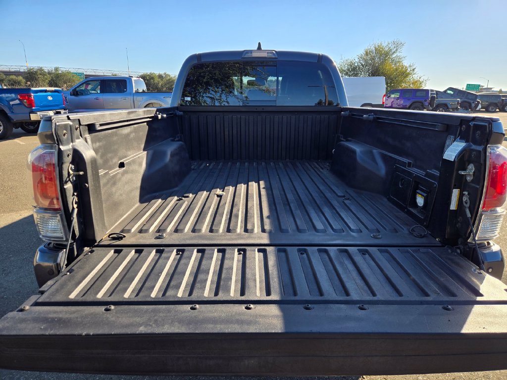Used 2020 Toyota Tacoma TRD Off-Road w/ TRD Premium Off Road Package AWD/4WD image 24