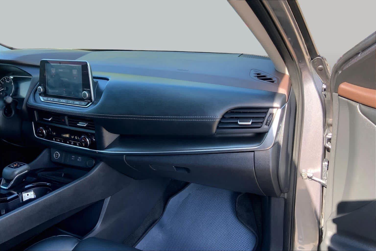 Used 2023 Nissan Rogue SV w/ SV Premium B Package FWD image 17