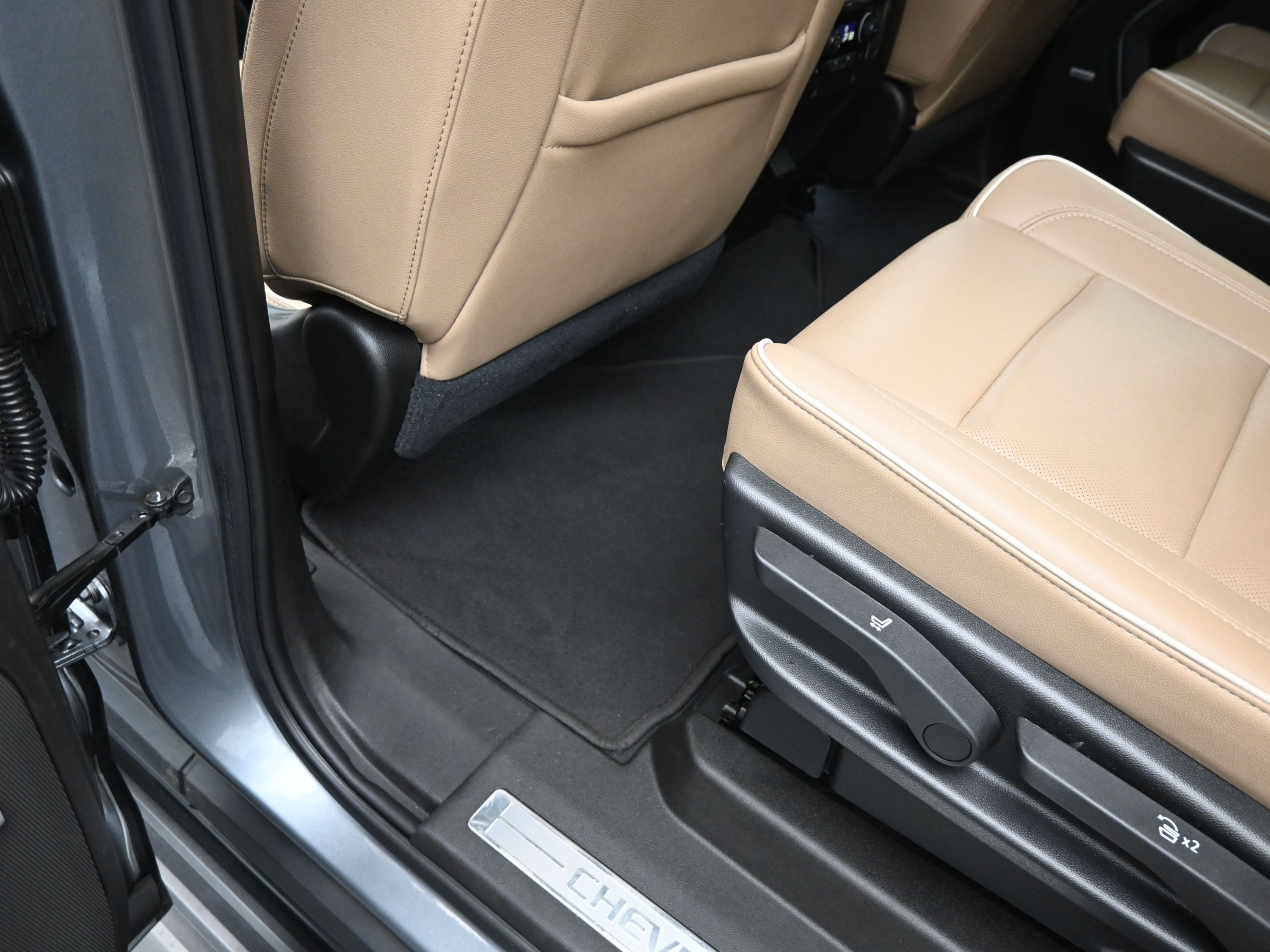 Used 2021 Chevrolet Suburban Premier image 18