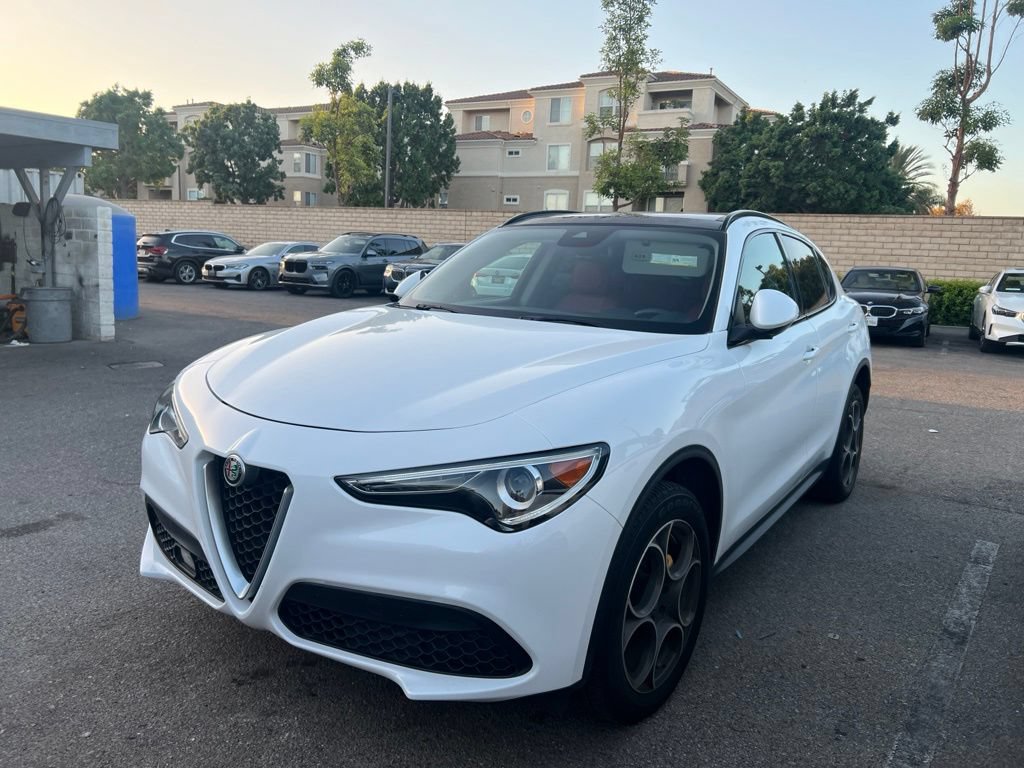 Used 2018 Alfa Romeo Stelvio Sport w/ Quick Order Package 22J Sport AWD/4WD image 3