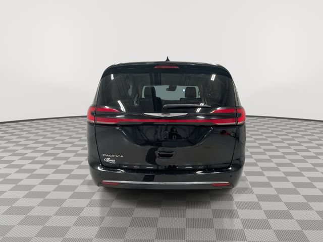 Used 2024 Chrysler Pacifica Touring-L FWD image 9