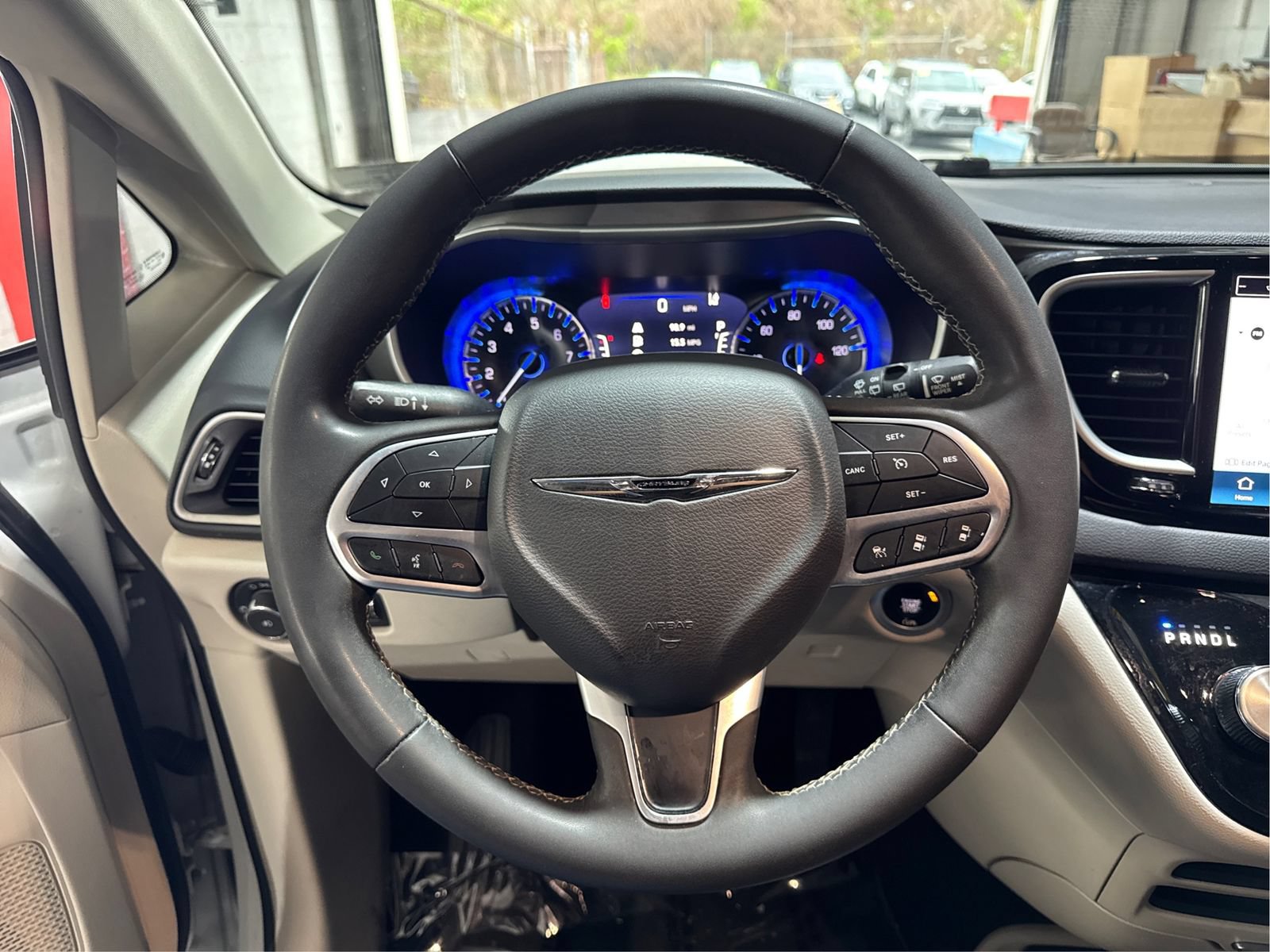 Used 2023 Chrysler Pacifica Touring-L FWD image 17