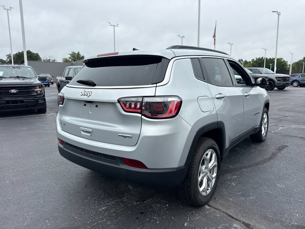 Used 2024 Jeep Compass Latitude AWD/4WD image 7