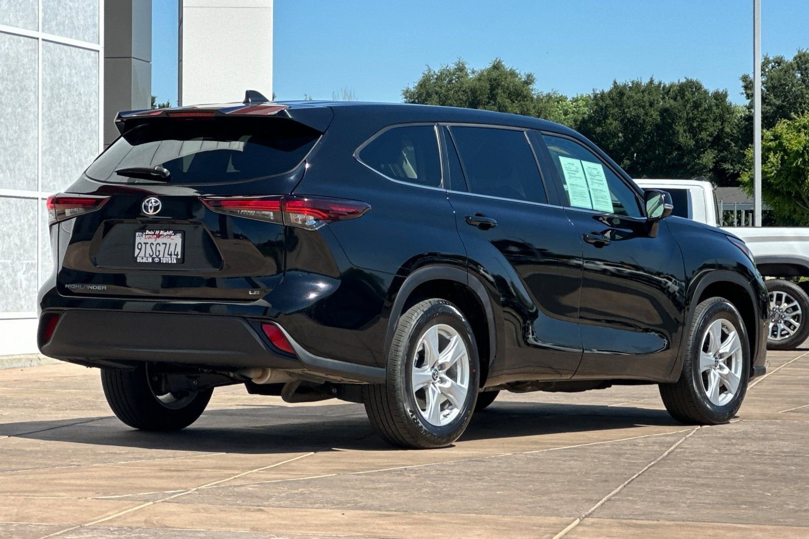 Used 2025 Toyota Highlander LE image 4