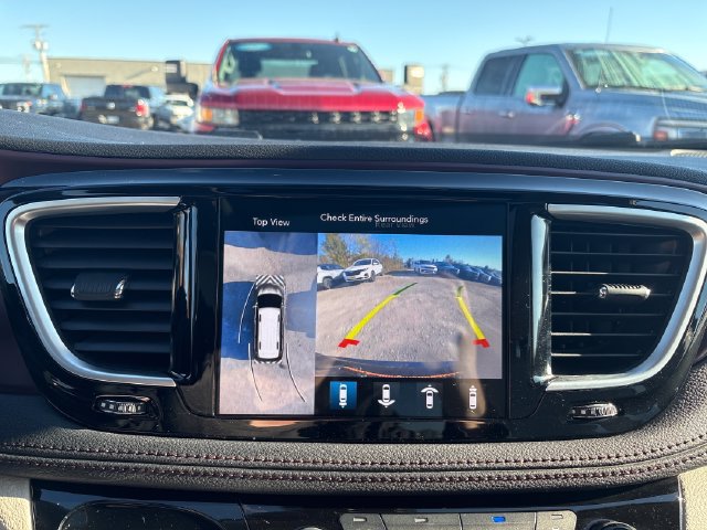 Used 2017 Chrysler Pacifica Limited FWD image 17