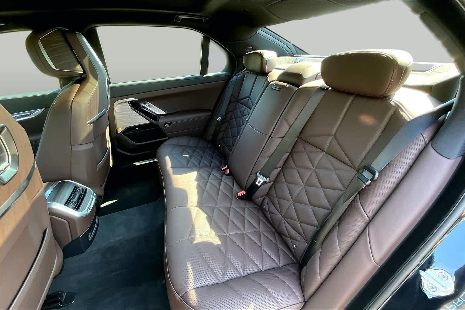Used 2025 BMW 740i w/ Premium Package RWD image 21