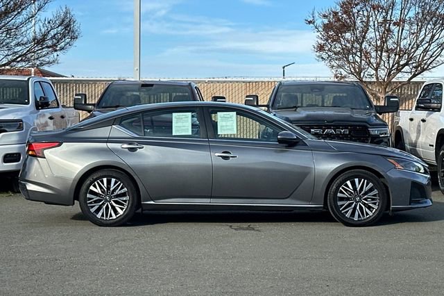 Used 2023 Nissan Altima 2.5 SV image 3