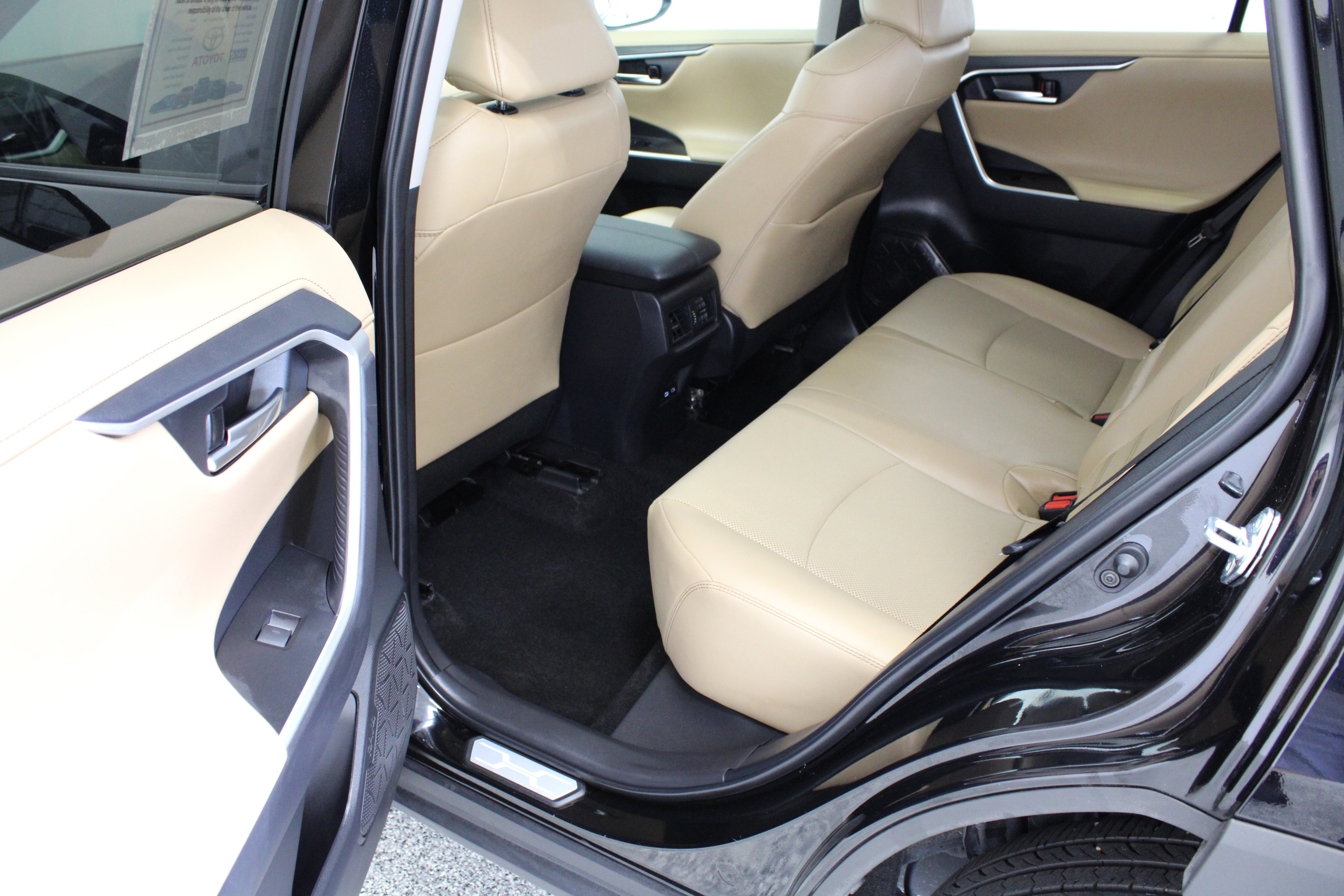 Used 2025 Toyota RAV4 Limited FWD image 29