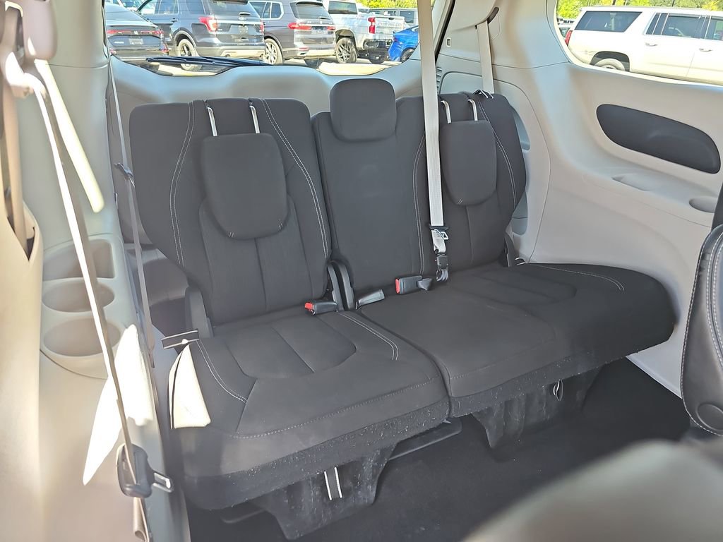 Used 2023 Chrysler Voyager LX image 15