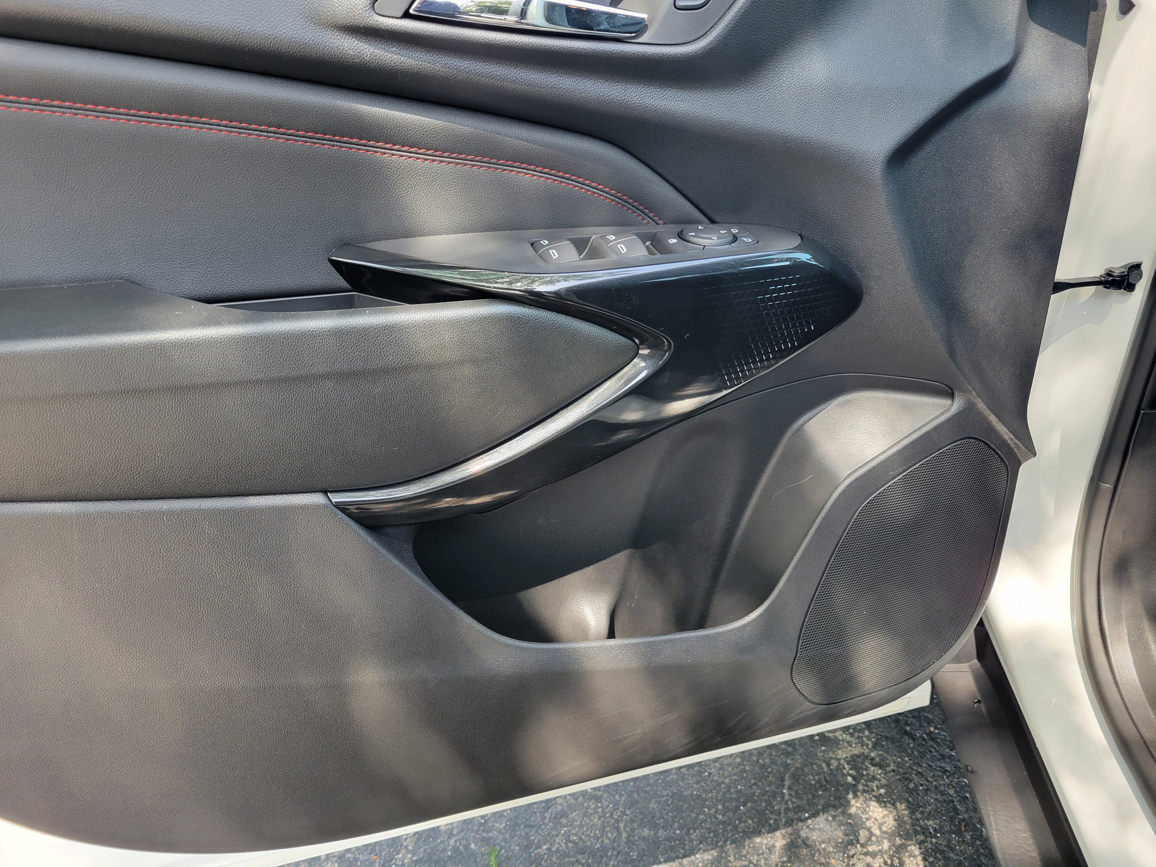 Certified 2024 Chevrolet Trax RS w/ Sunroof Package FWD image 22