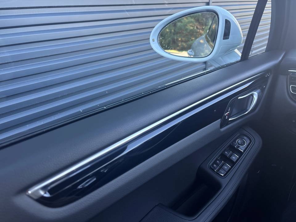 Certified 2025 Porsche Macan S AWD/4WD image 29