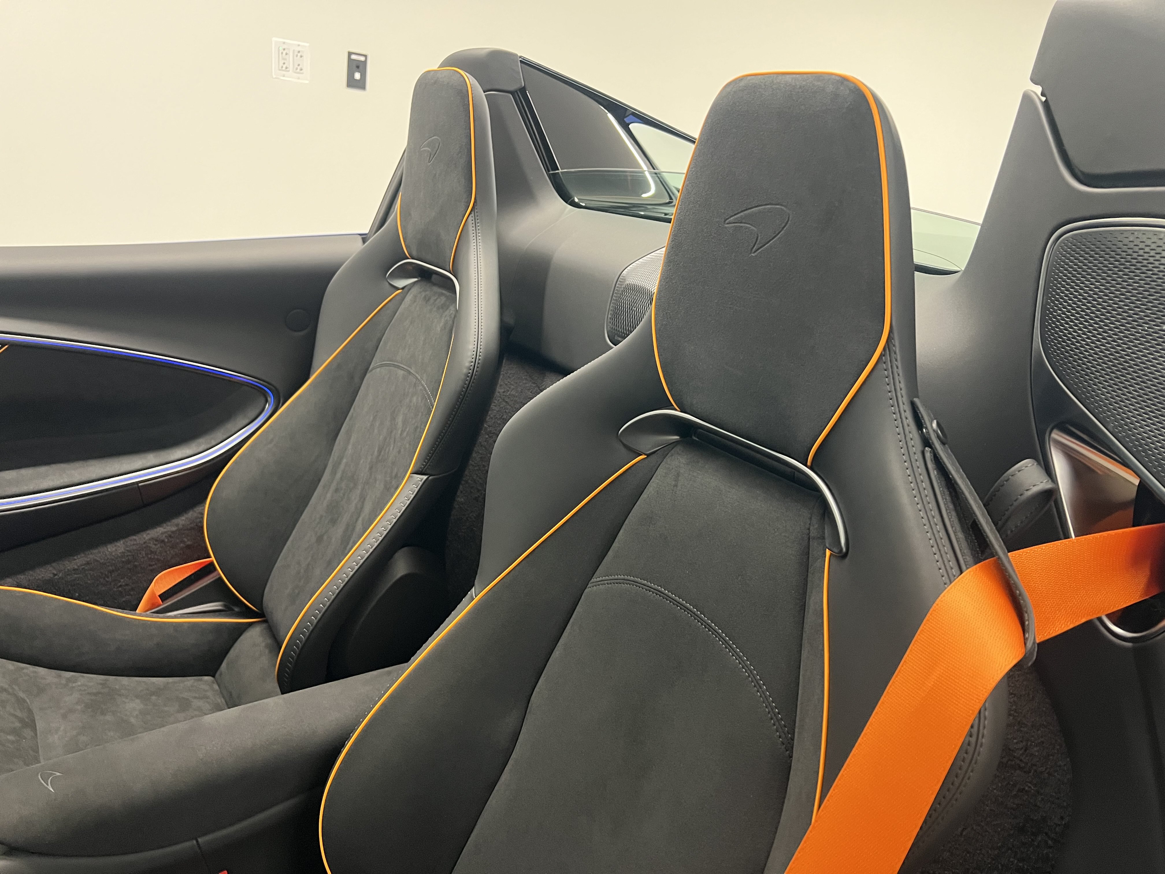 Used 2027 McLaren Artura Spider RWD image 18