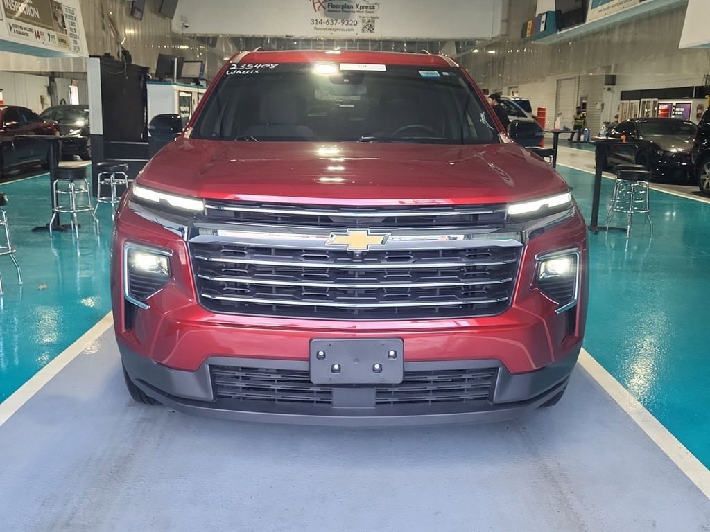 Used 2025 Chevrolet Traverse LT w/ Sun and Wheel Package image 2