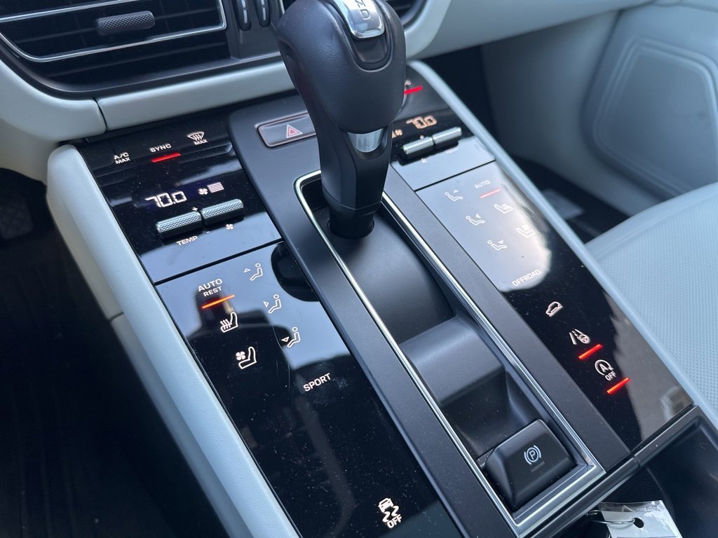 Used 2023 Porsche Macan Turbo image 13