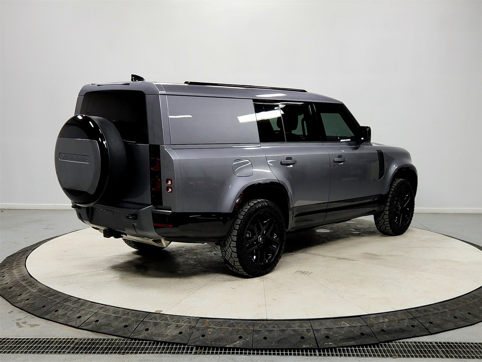 Used 2024 Land Rover Defender 130 Outbound image 7