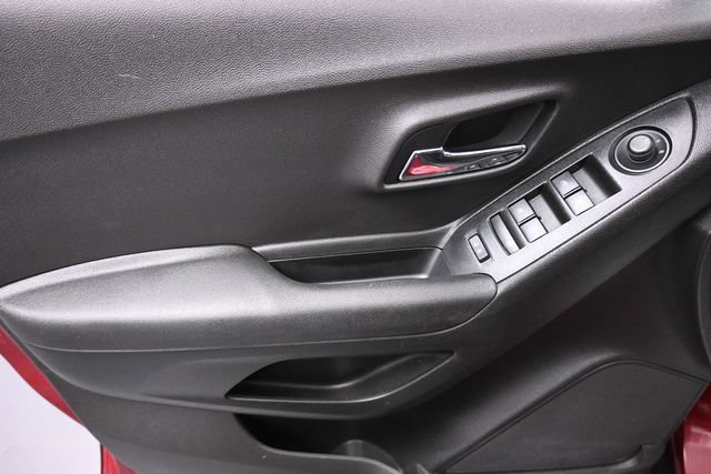 Used 2019 Chevrolet Trax LT w/ LT Convenience Package FWD image 13