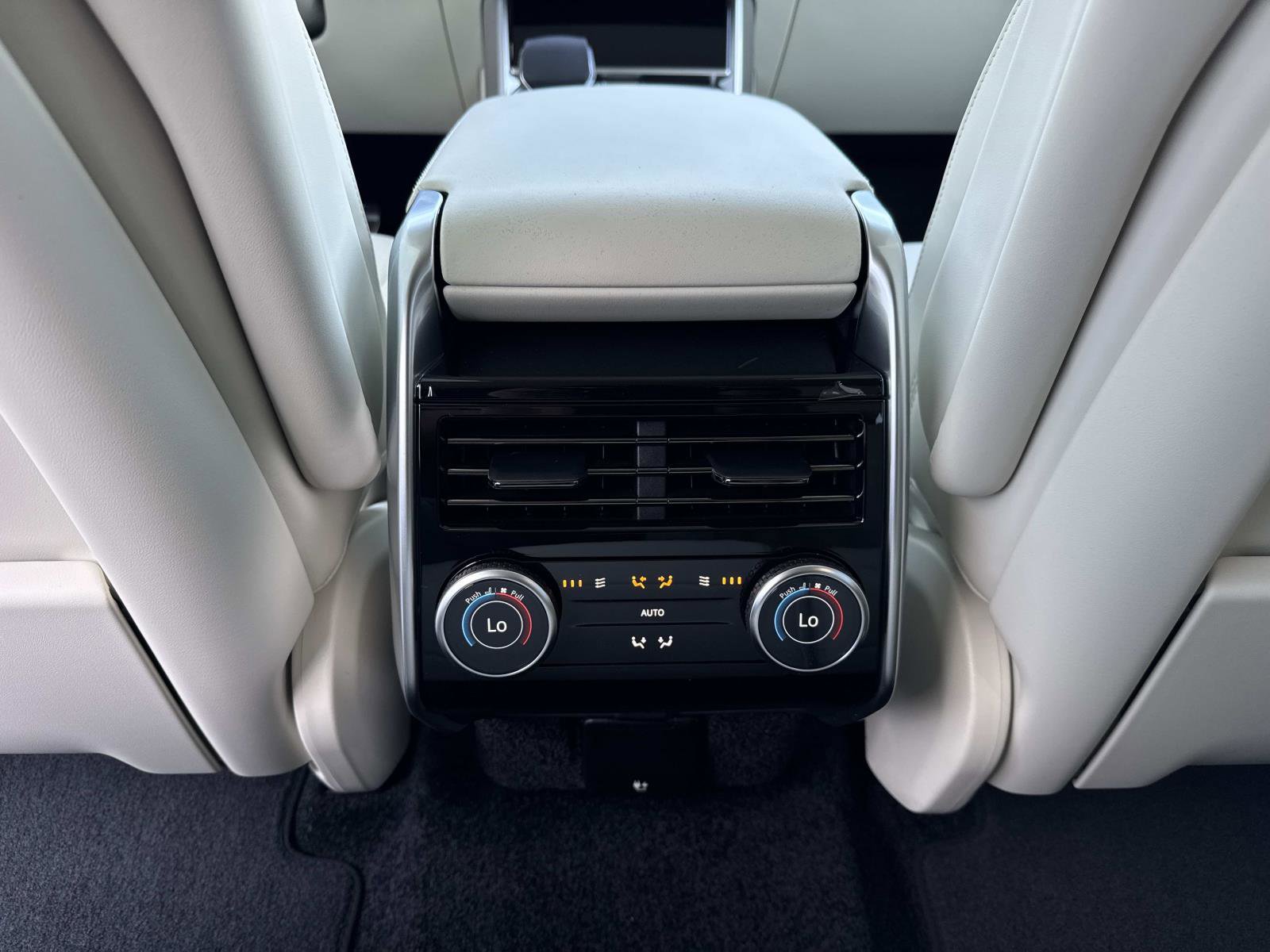 New 2026 Land Rover Range Rover Long Wheelbase SE image 17