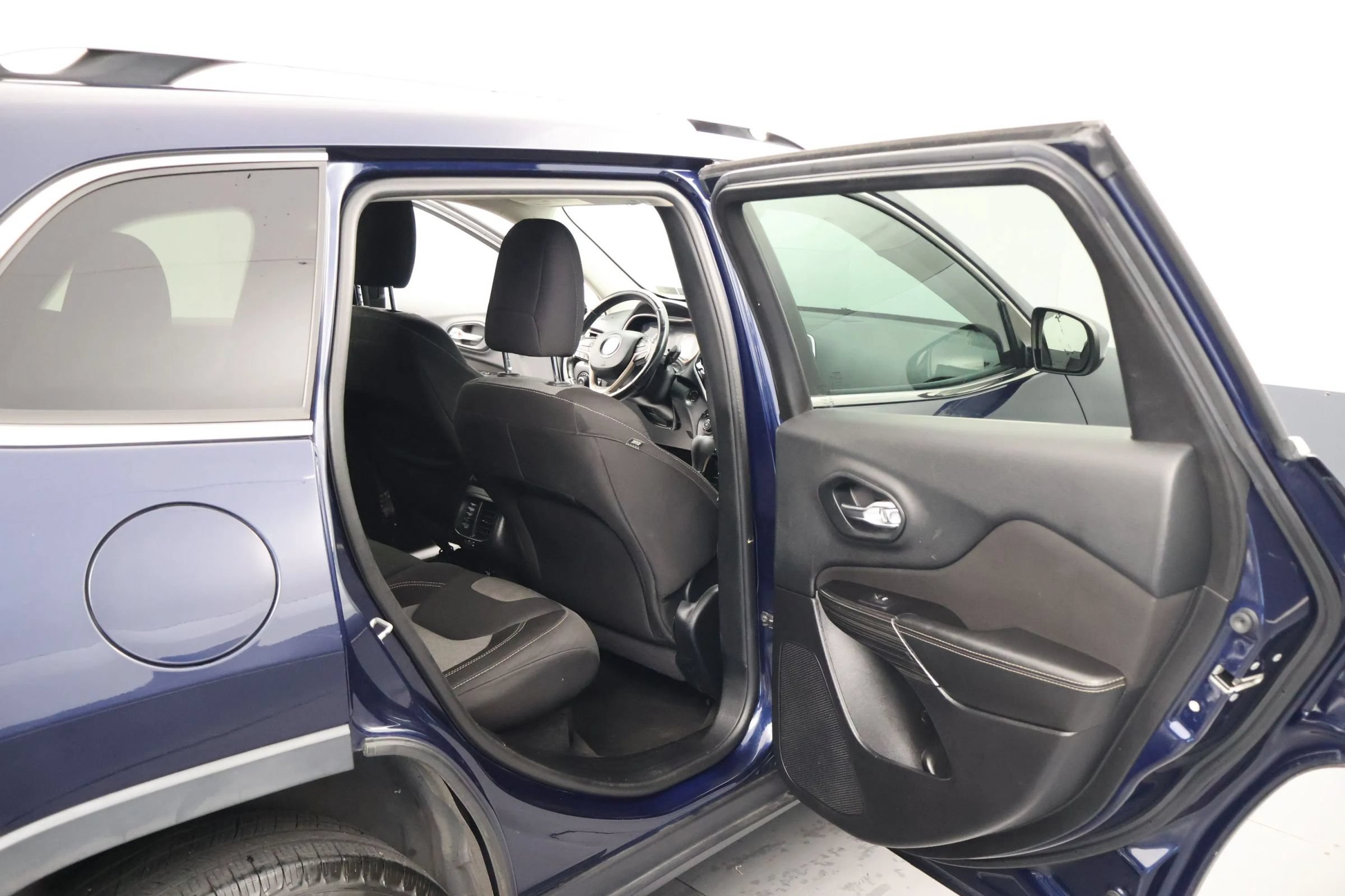 Used 2014 Jeep Cherokee Latitude w/ Cold Weather Group AWD/4WD image 14