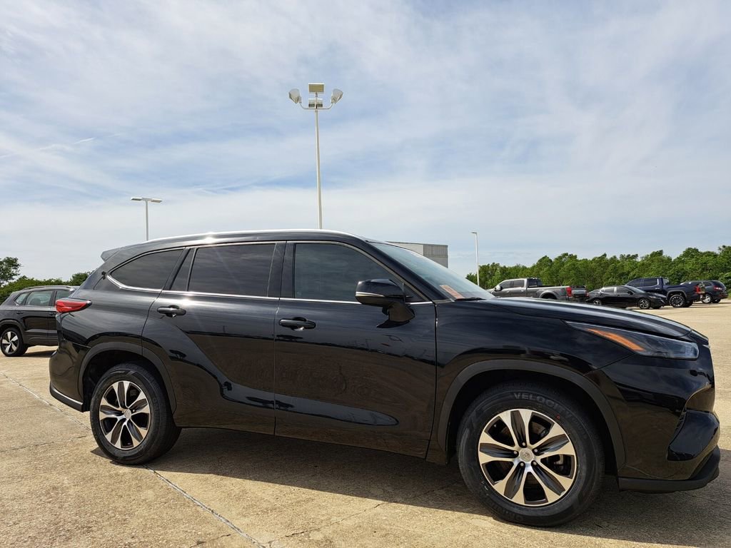 Used 2022 Toyota Highlander XLE FWD image 3
