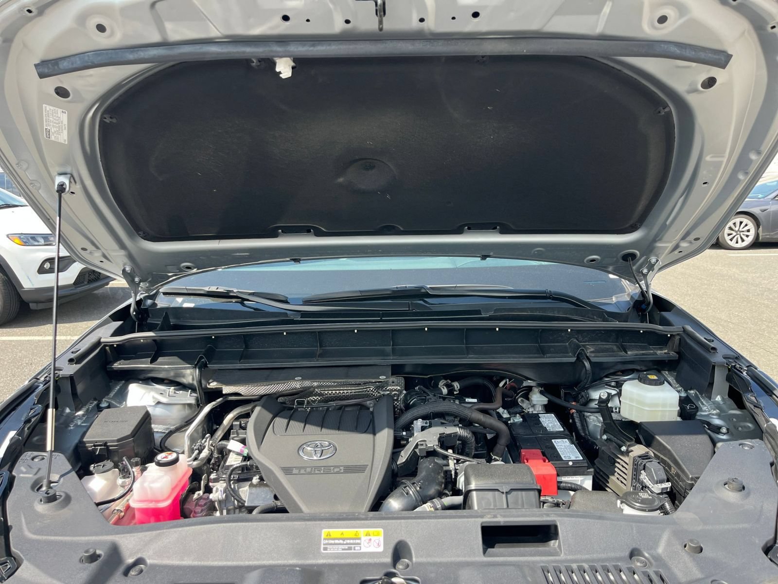 Used 2025 Toyota Highlander LE FWD image 34