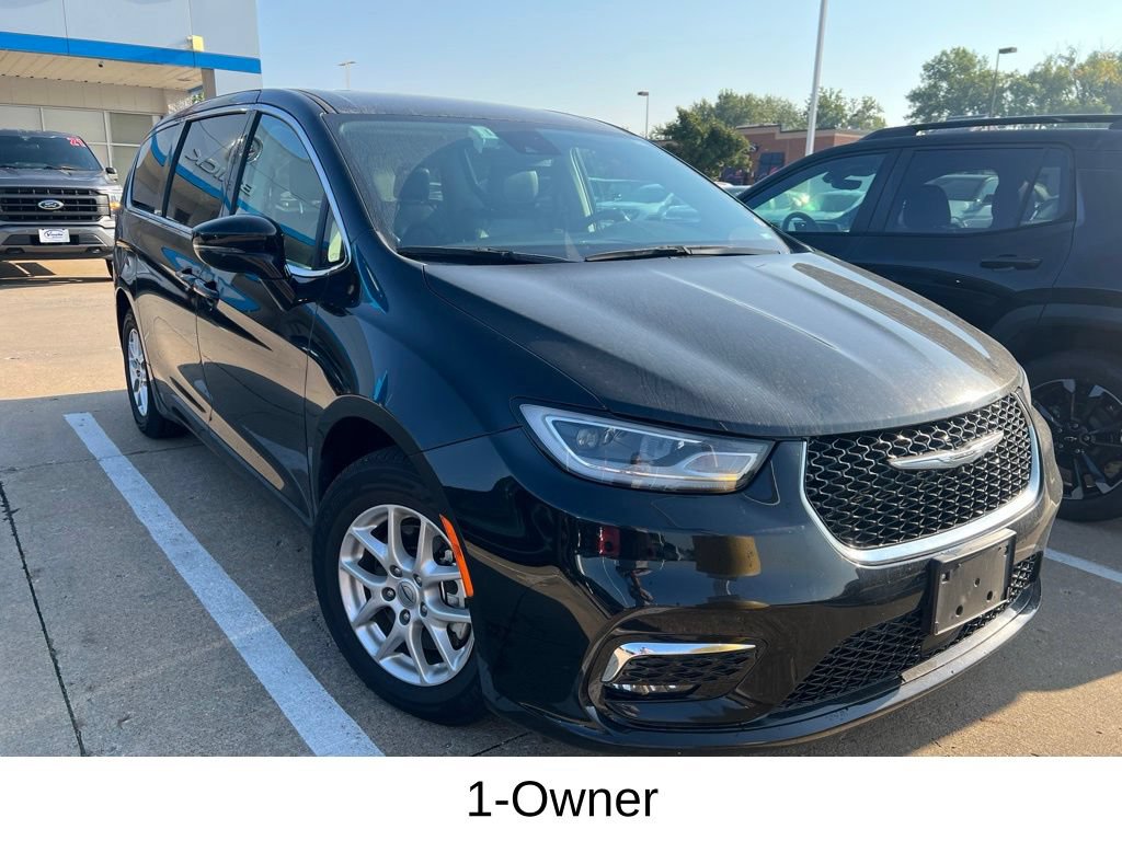 Used 2024 Chrysler Pacifica Touring-L FWD image 3