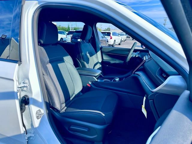 New 2025 Jeep Grand Cherokee L Laredo image 17