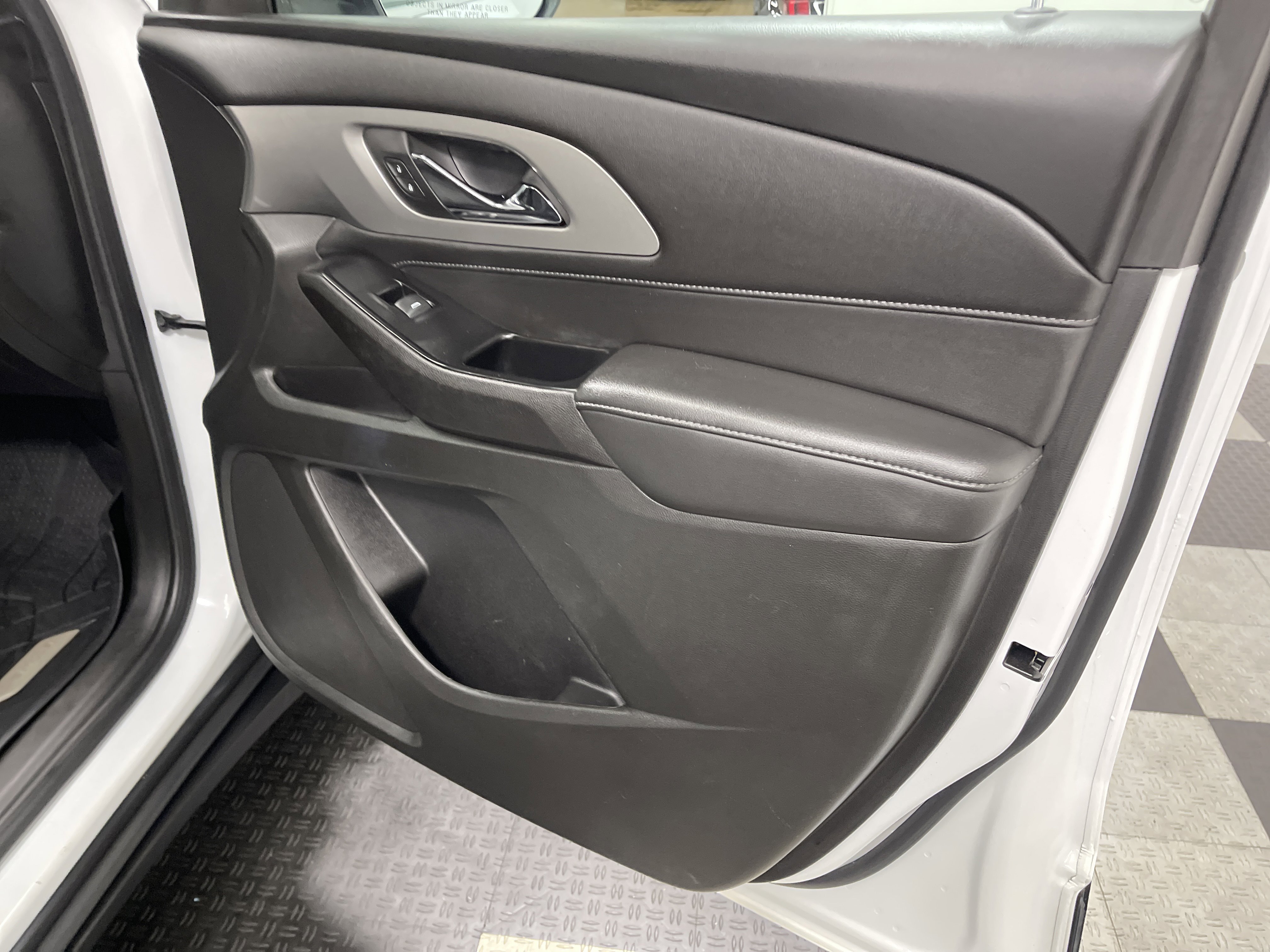 Used 2023 Chevrolet Traverse LT FWD image 25