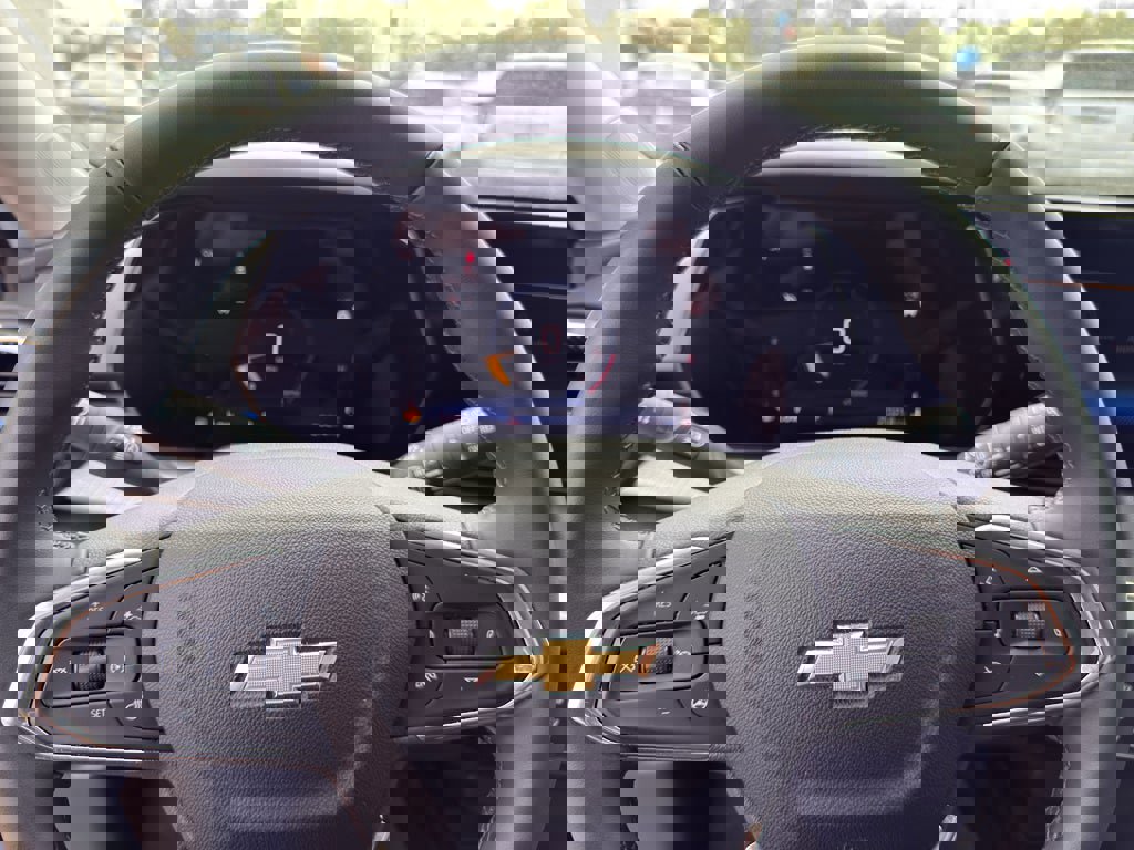 Used 2025 Chevrolet Trax LT w/ LT Convenience Package FWD image 19