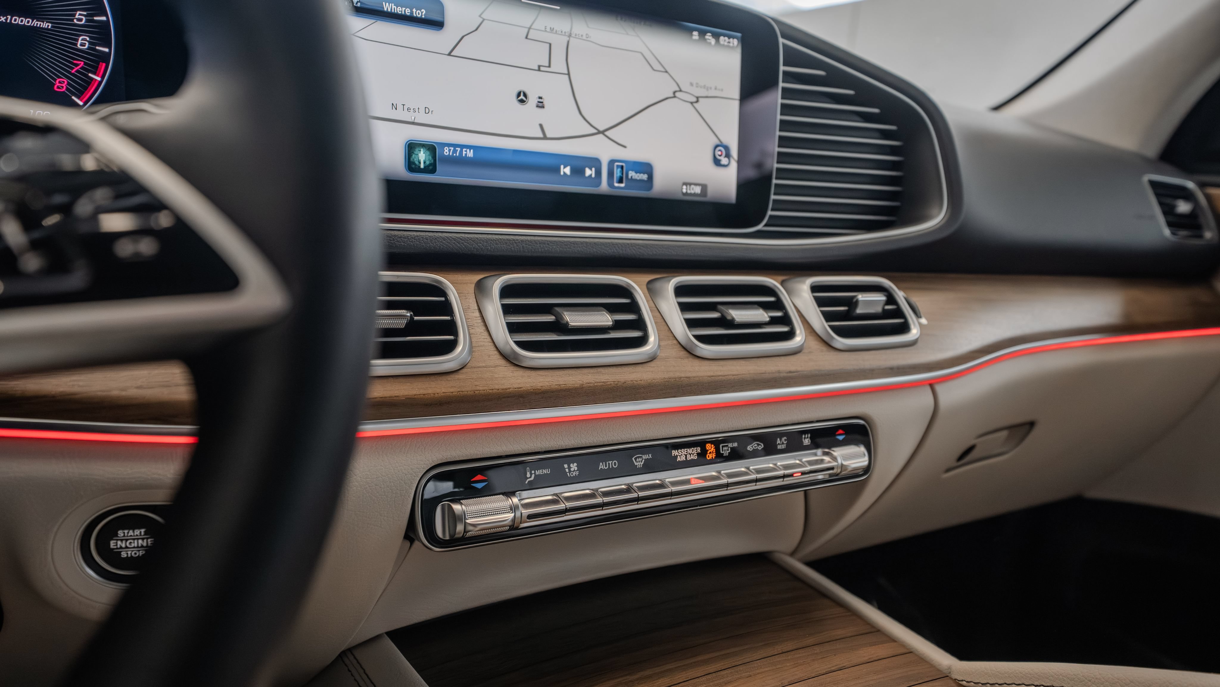 Certified 2025 Mercedes-Benz GLE 450e 4MATIC w/ Driver Assistance Package image 29