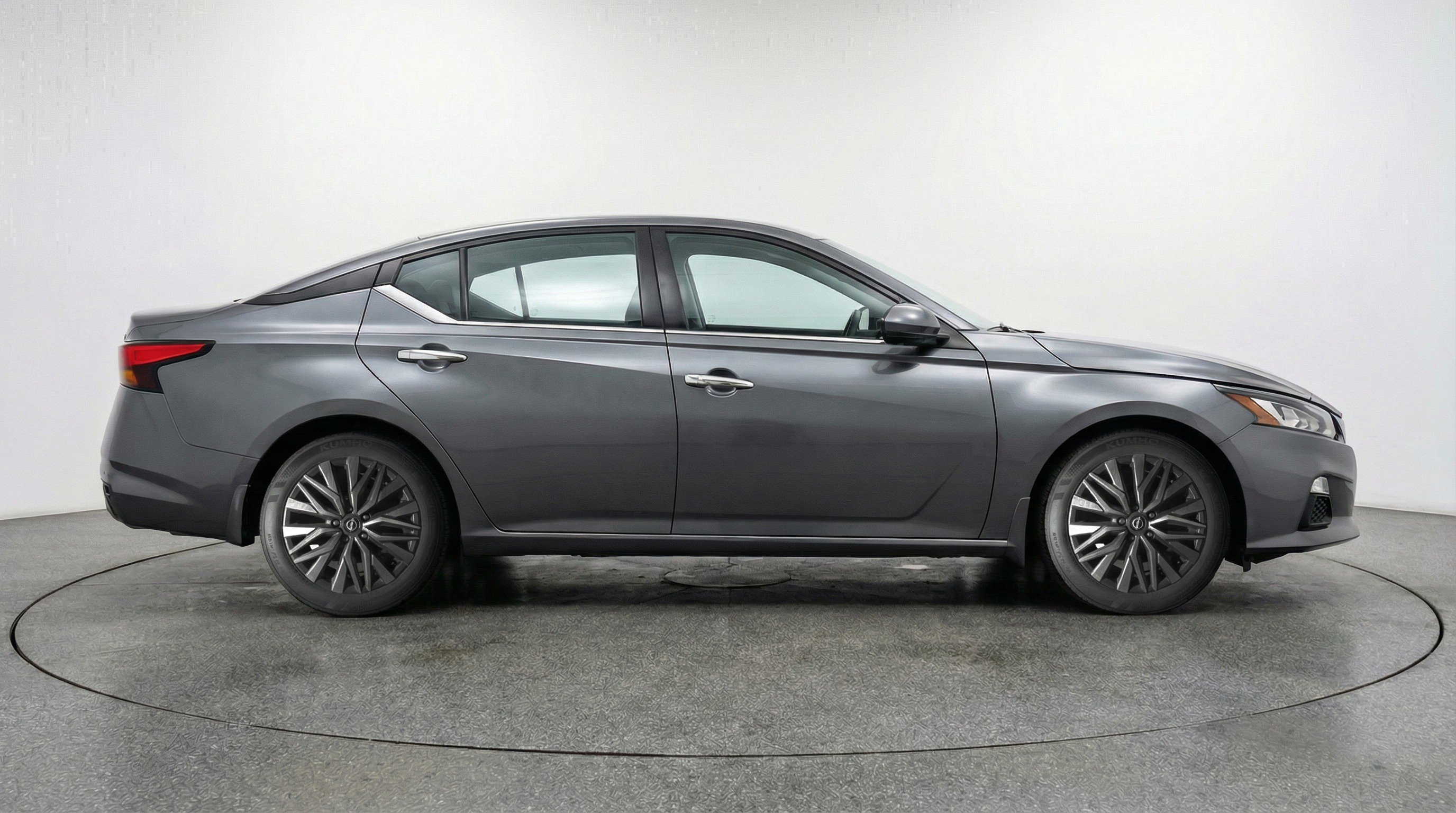 Used 2025 Nissan Altima 2.5 SV image 11